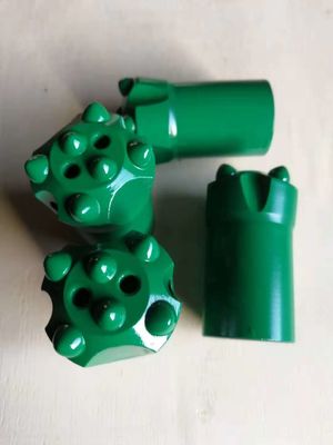 Τα εκλεπτυμένα κομμάτια βράχου κομματιών τρυπανιών κουμπιών ακρίβειας μακριά/απότομα περιζώνουν το βράχο για τη ράβδο τρυπανιών βαθμού 7 το /11 το /12