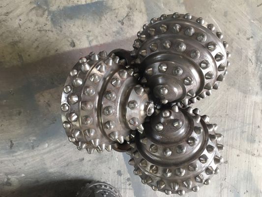 Προσαρμοσμένος Tricone βράχου τρυπανιών φέρων τύπος κυκλοφορίας αέρα σφυρηλατημένων κομματιών κομματιών κωνικός